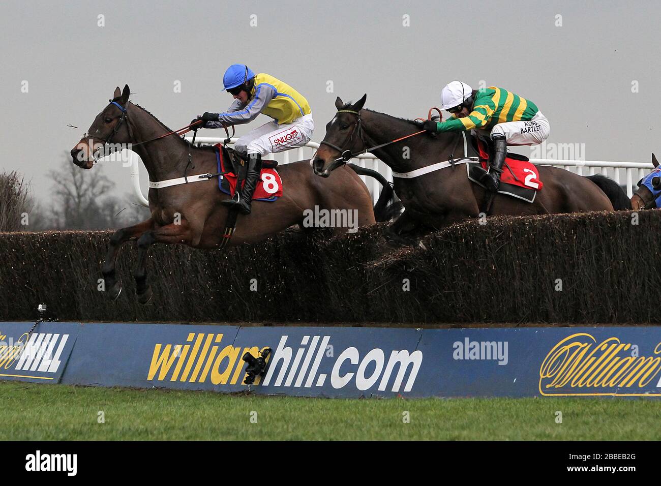 Vincitore della gara Prince of Pirates guidato da un P McCoy (R) si insegue Storming Gale guidato da Henry Brooke nella Kempton.co.uk handicap Chase - Horse Rac Foto Stock