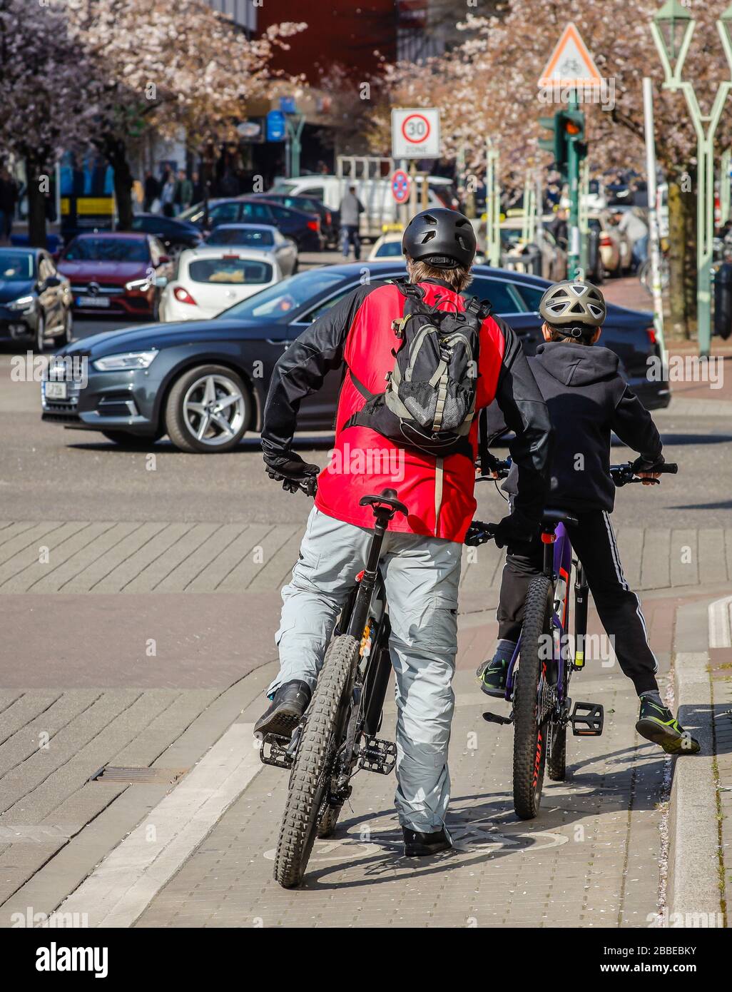 Essen, Ruhr Area, Renania Settentrionale-Vestfalia, Germania - ciclisti aspettare sul percorso ciclabile a un incrocio semaforo per continuare su Ruettenscheider Str Foto Stock