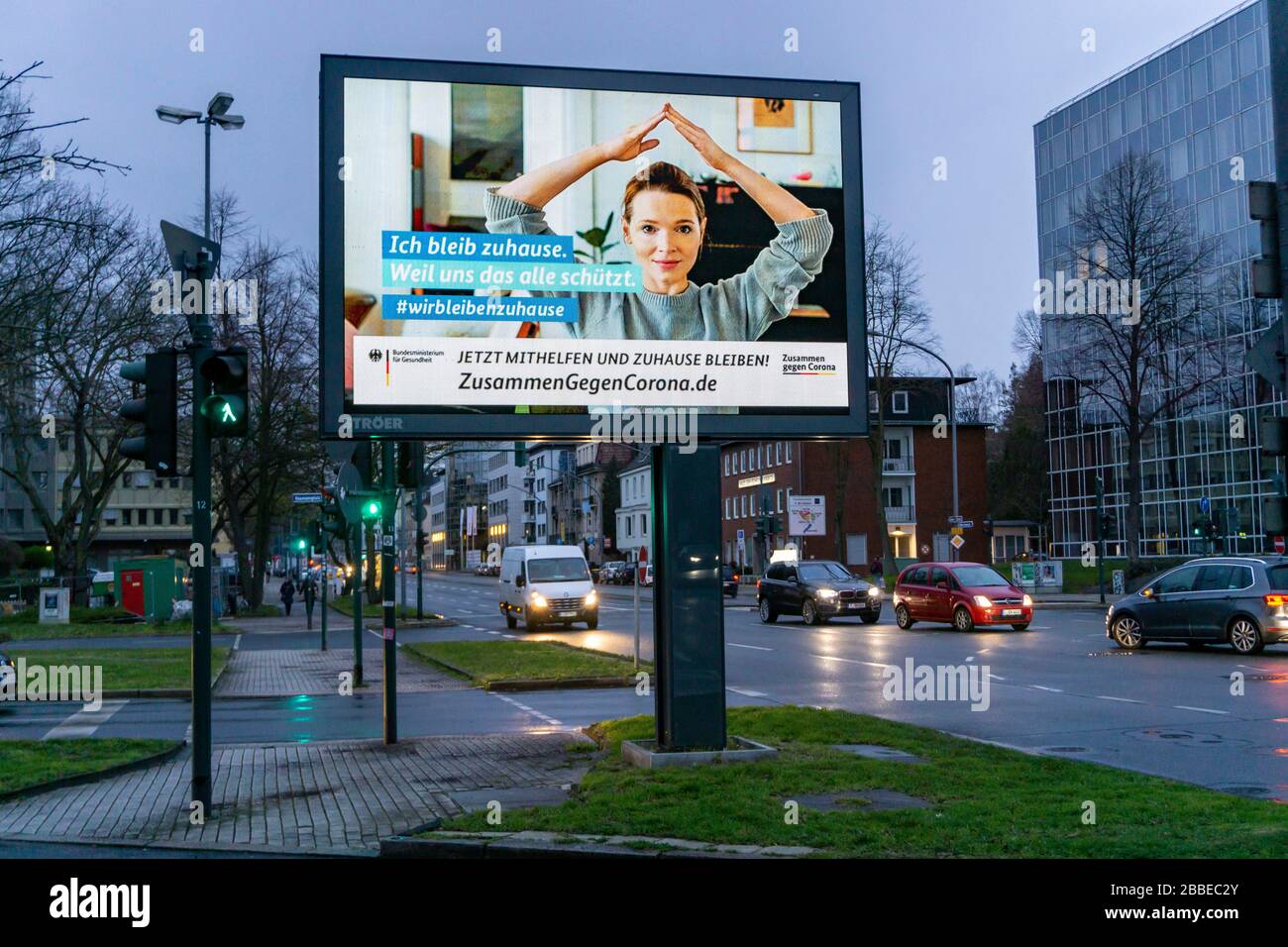 Appello del Ministero federale della sanità a rimanere a casa, campagna pubblicitaria, LED Roadside schermo, monitor pubblicitari digitali, effetti del coro Foto Stock