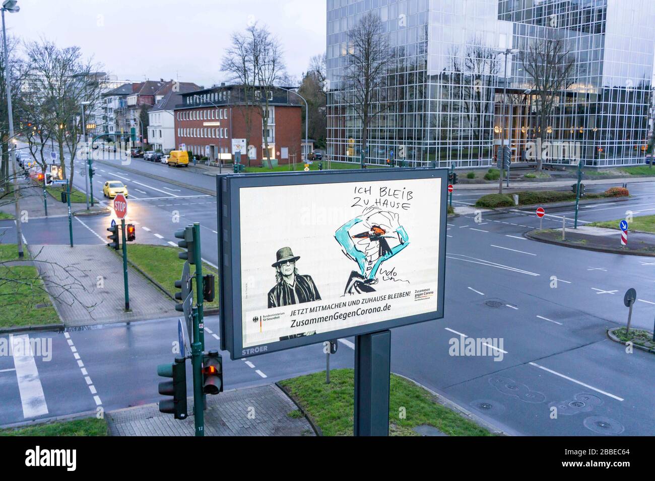 Appello del Ministero federale della sanità a rimanere a casa, con Udo Lindenberg, campagna pubblicitaria, LED Roadside schermo, monitor pubblicitari digitali Foto Stock