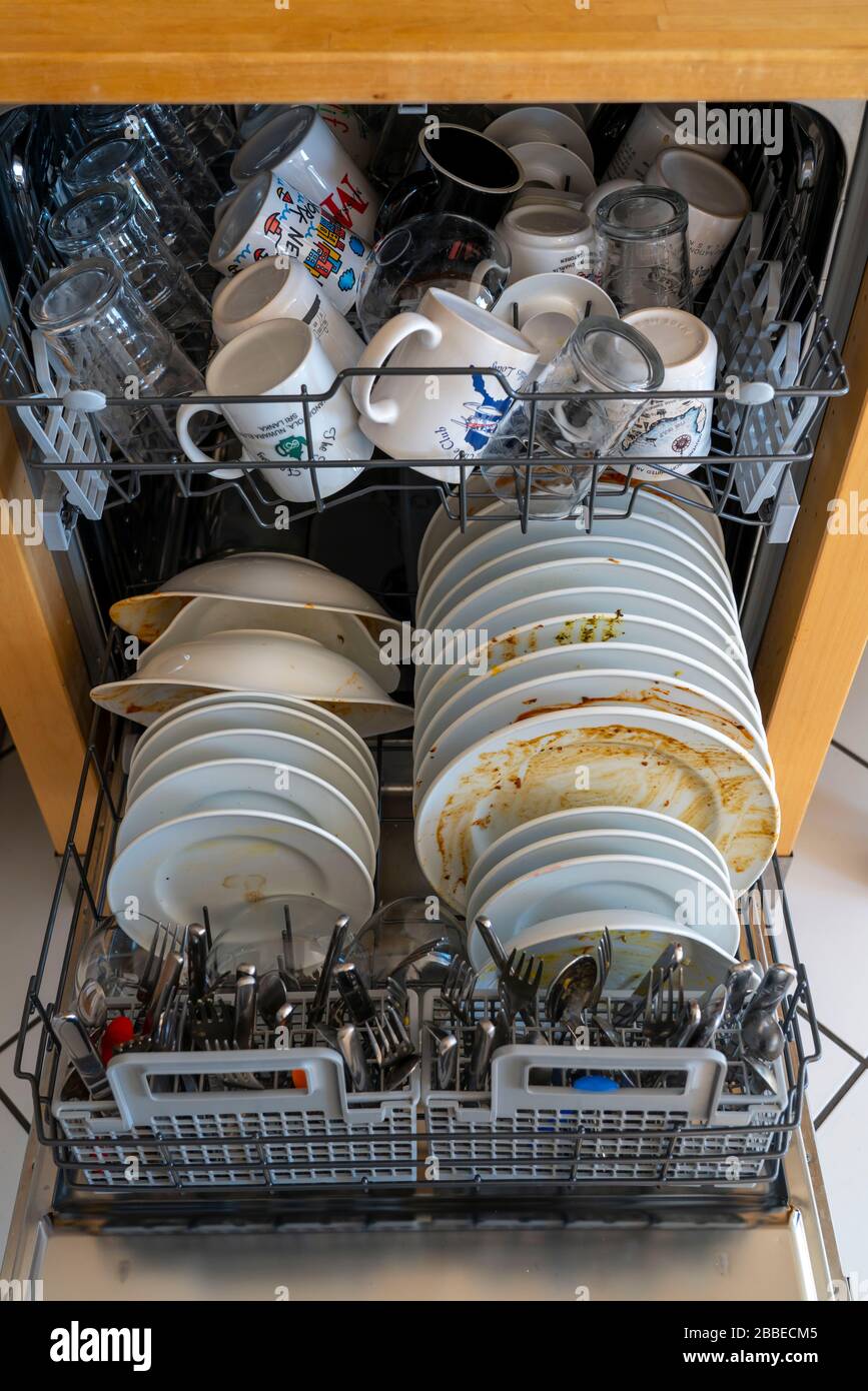 Lavastoviglie, piena di piatti sporchi Foto stock - Alamy