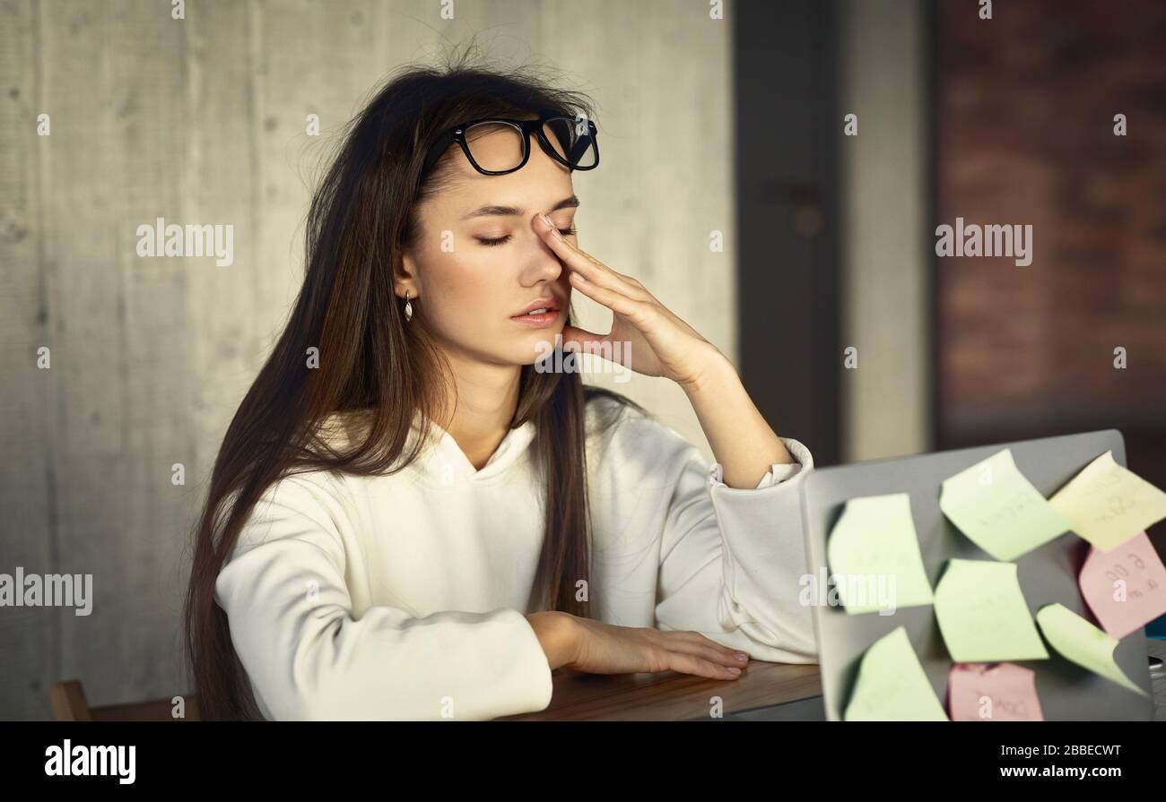 Mancanza di sonno a causa del concetto di lavoro Foto Stock