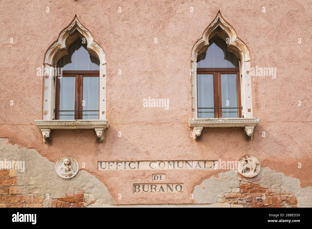 Uffici Comuni di Burano facciata edificio con finestre in stile architettonico moresco, Isola di Burano, Laguna di Venezia, Veneto, Italia Foto Stock