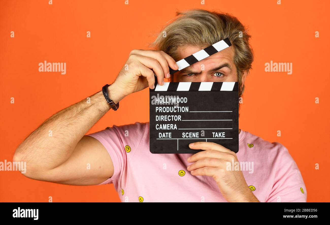 Produzione cinematografica. Produttore creativo. Bearded uomo tiene il colpo del film. Produttore di film. Spazio copia clapperboard. Commedia o dramma. Guarda il film. Regista di film. Getto dell'attore. Scena di ripresa. Serie preferita. Foto Stock