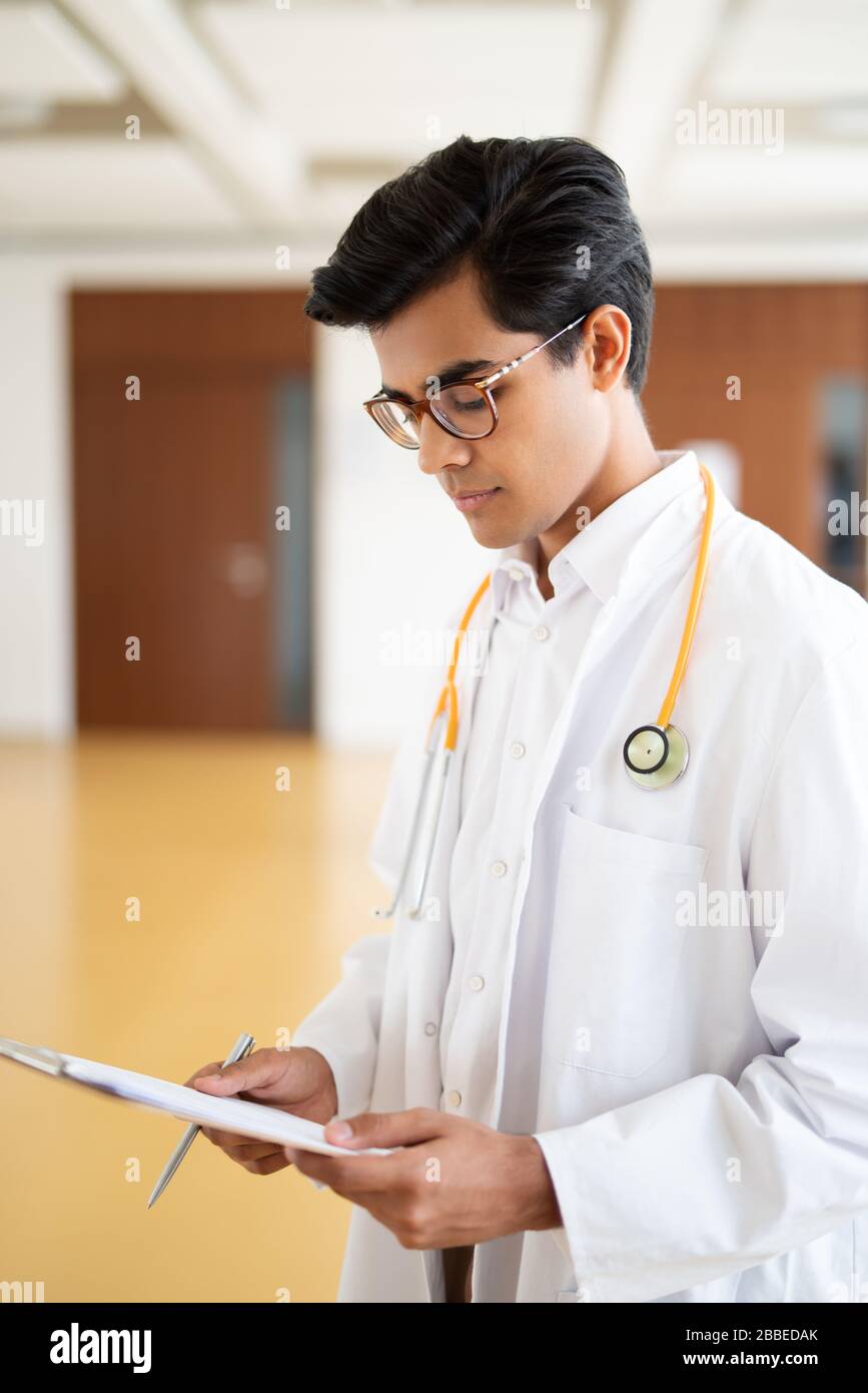 Giovane medico in ospedale Foto Stock