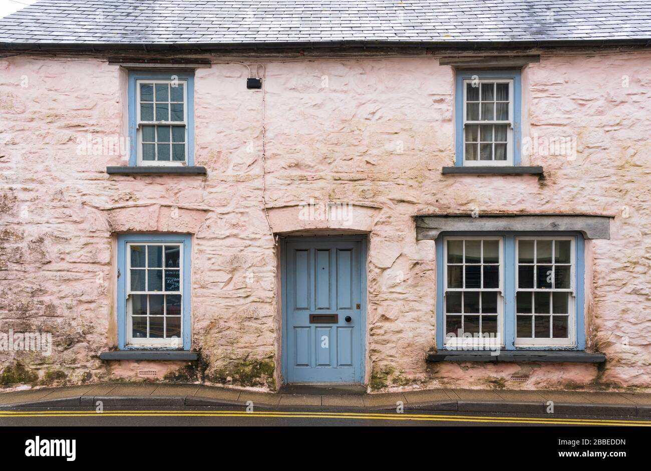 Vecchio cottage in pietra dipinto muro bisogno di decorazione situato a Newport, Pembrokeshire. Galles. REGNO UNITO Foto Stock