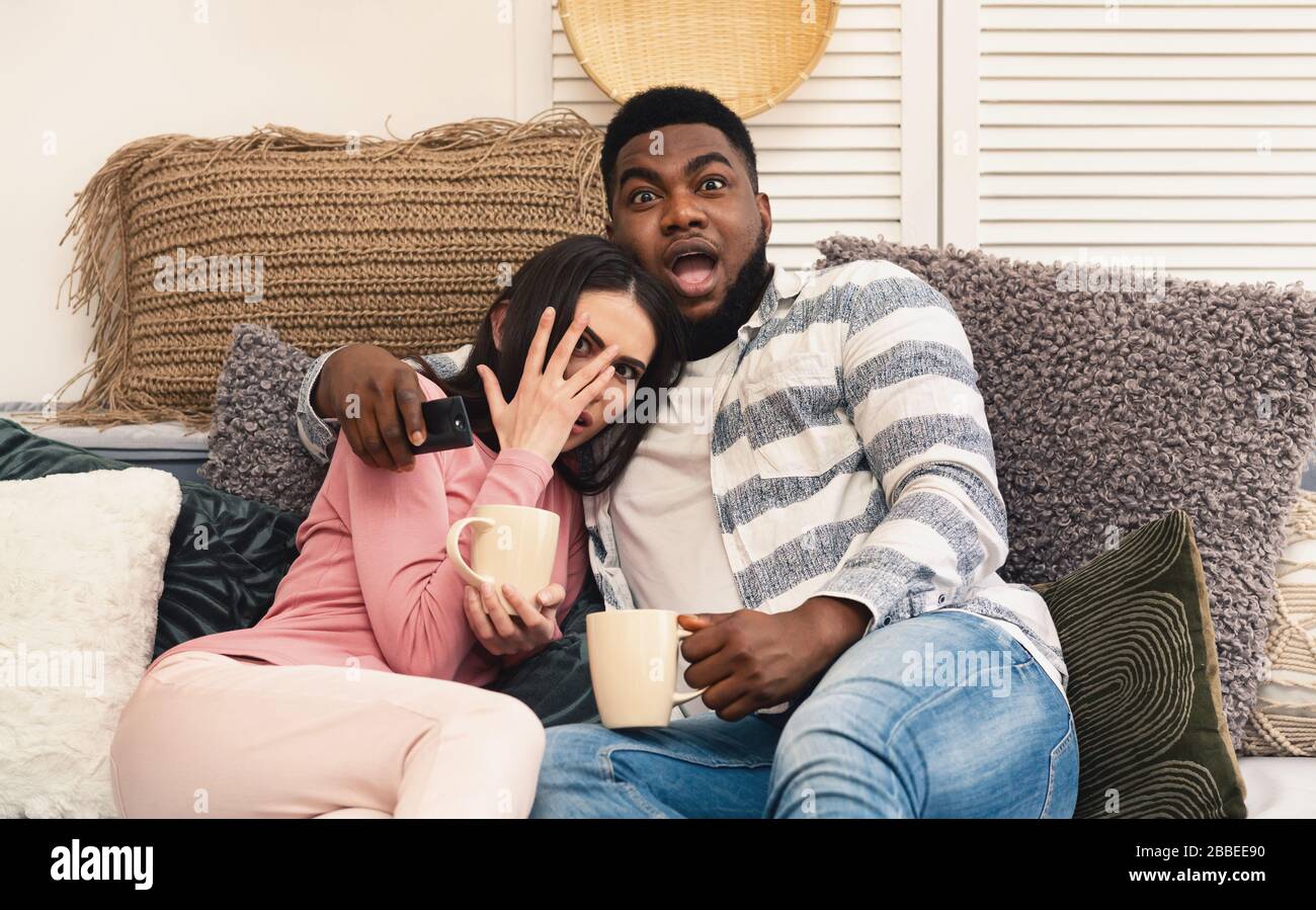 La famiglia internazionale guarda film spaventosi a casa Foto Stock