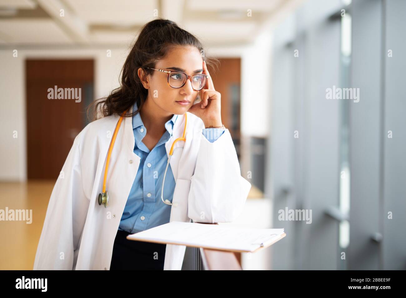 Medico esausto in ospedale Foto Stock