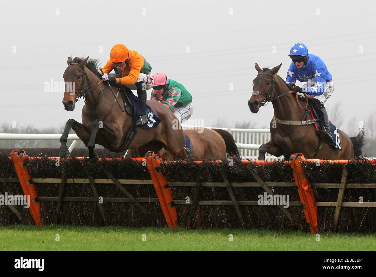Winner della corsa ed onde guidate da Jake Greenall (3) nell'azione di salto nei cubi del Racehorse del Connorlys Red Mills handicap Chase Foto Stock