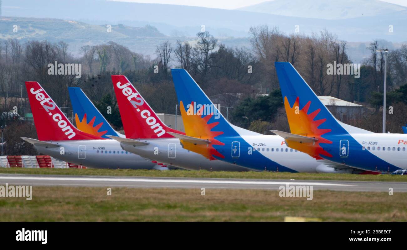 Edimburgo, Scozia, Regno Unito. 31 marzo 2020. Gli aerei passeggeri della compagnia aerea Jet2.com si siedono a Edimburgo durante la pandemia di coronavirus / Covid-19 e il blocco pubblico. Iain Masterton/Alamy Live News Foto Stock