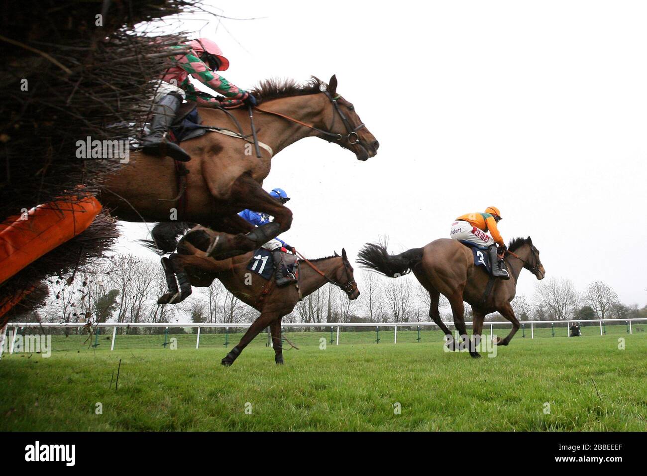 Winner della corsa ed onde guidate da Jake Greenall (R) nell'azione di salto nei cubi del Racehorse del Connorlys Red Mills handicap Chase Foto Stock
