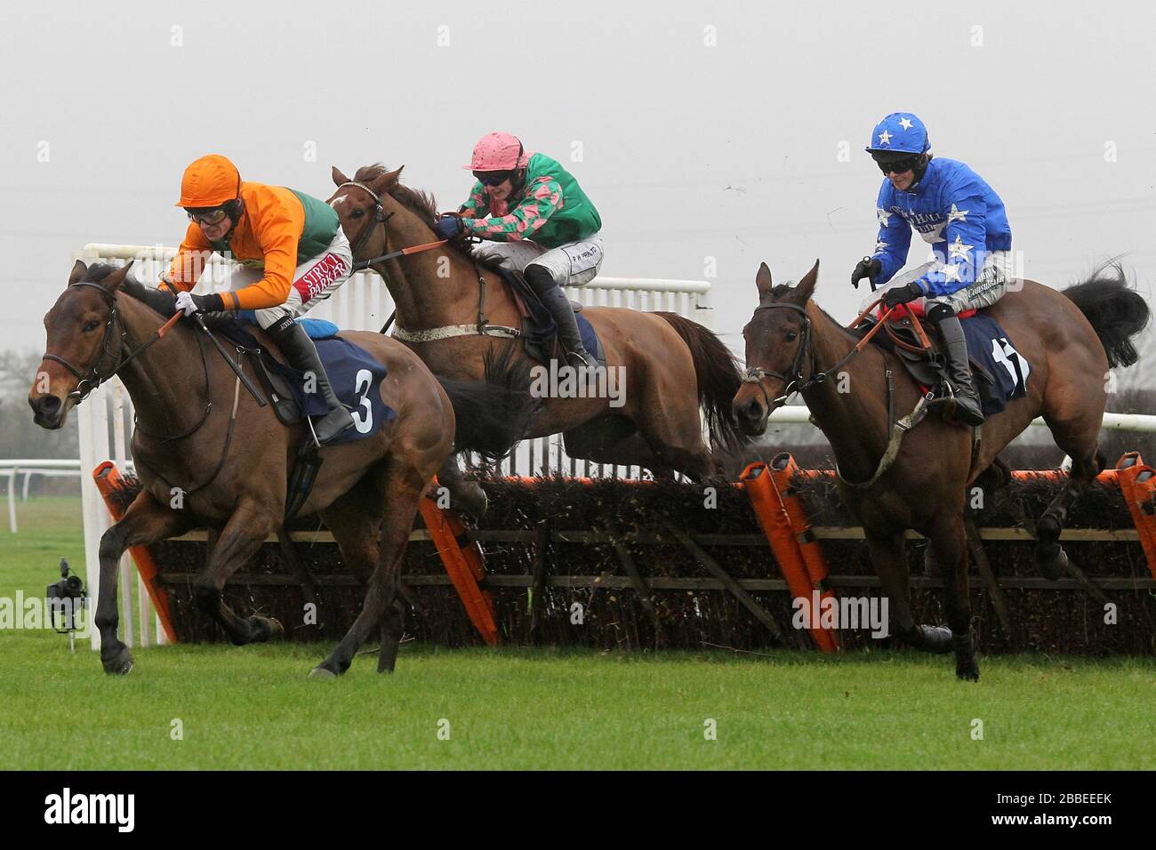 Winner della corsa ed onde guidate da Jake Greenall (3) nell'azione di salto nei cubi del Racehorse del Connorlys Red Mills handicap Chase Foto Stock