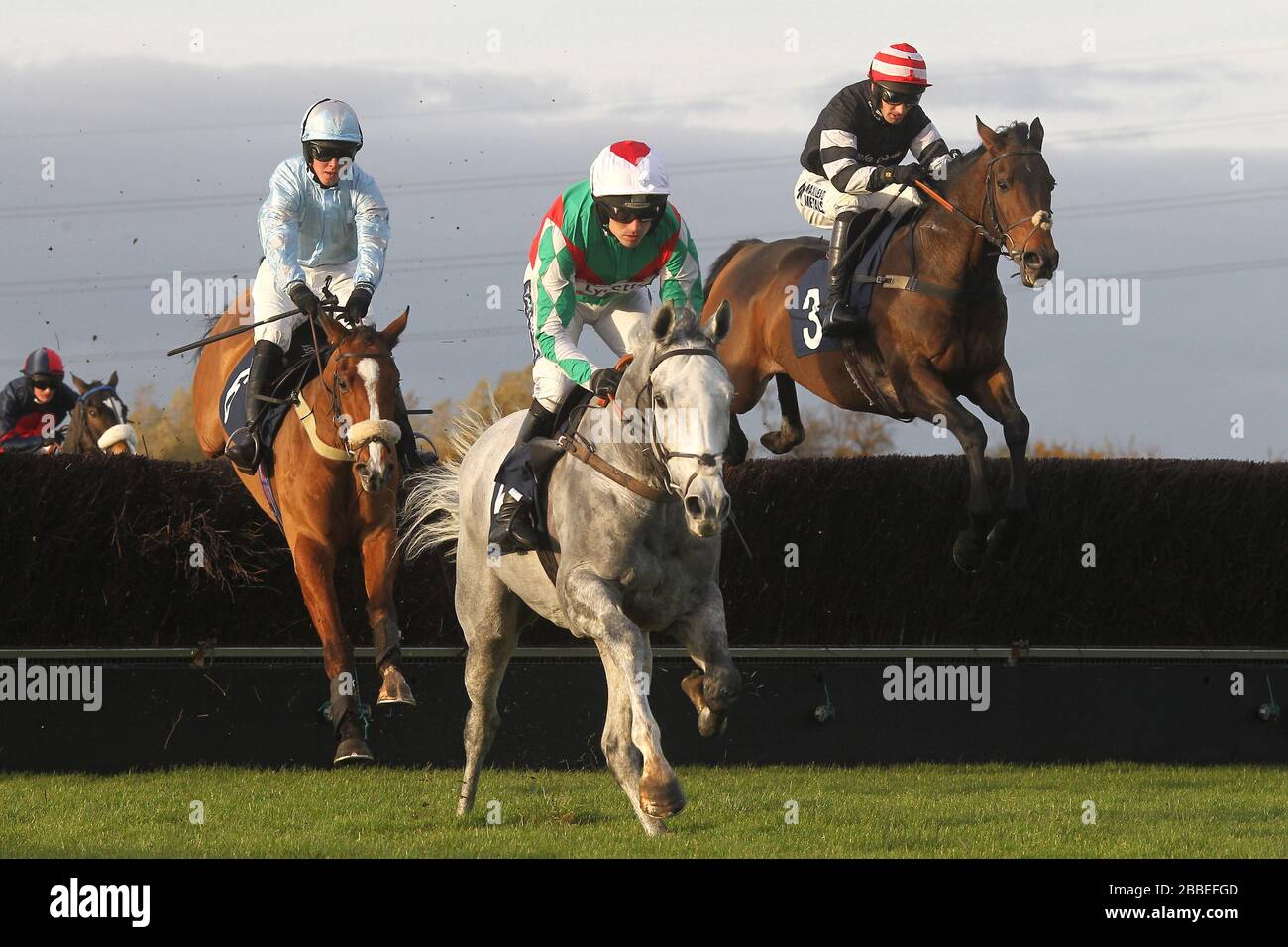 Elenika vincitrice di una gara guidata da Ruby Walsh (C) durante l'azione di salto durante la Tom Jones Memorial HTJ Center Ltd Foto Stock