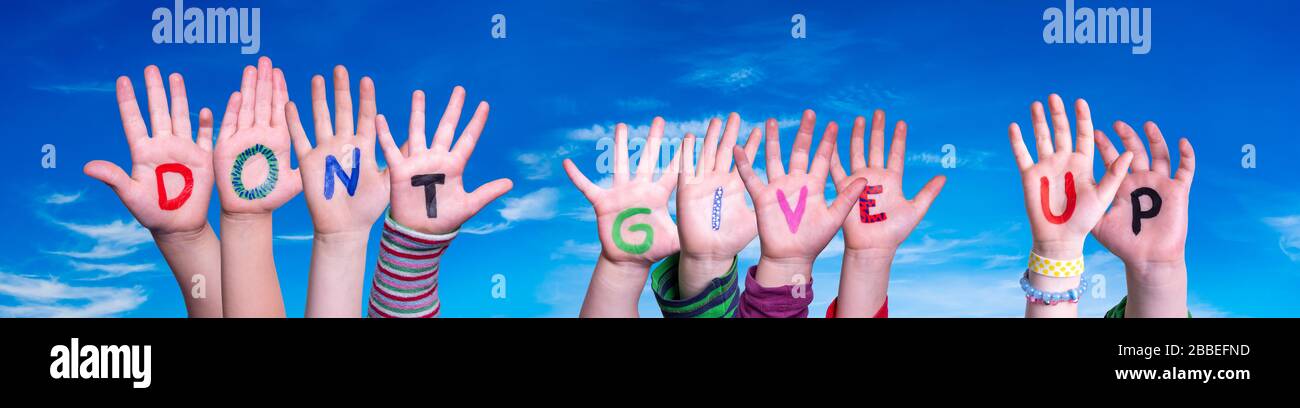 Bambini mani costruire Parola non dare in su, cielo blu Foto Stock