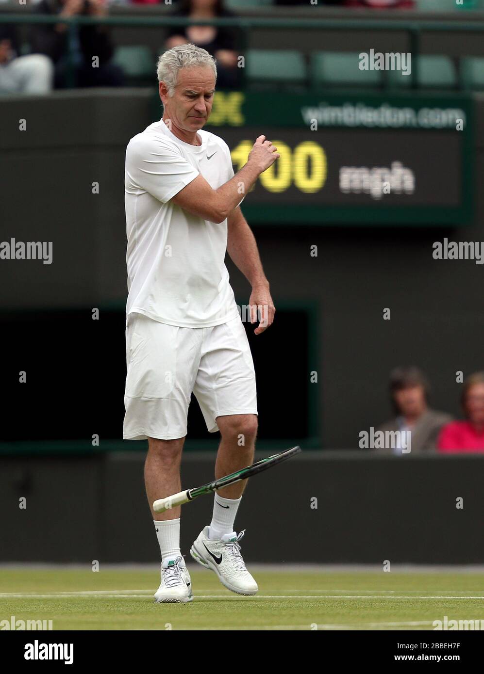 John McEnroe degli Stati Uniti lancia la sua racchetta mentre gioca con il partner Patrick McEnroe contro Paul McNamee e Peter McNamara dell'Australia nella partita di Double's Senior Invitation dei loro signori Foto Stock