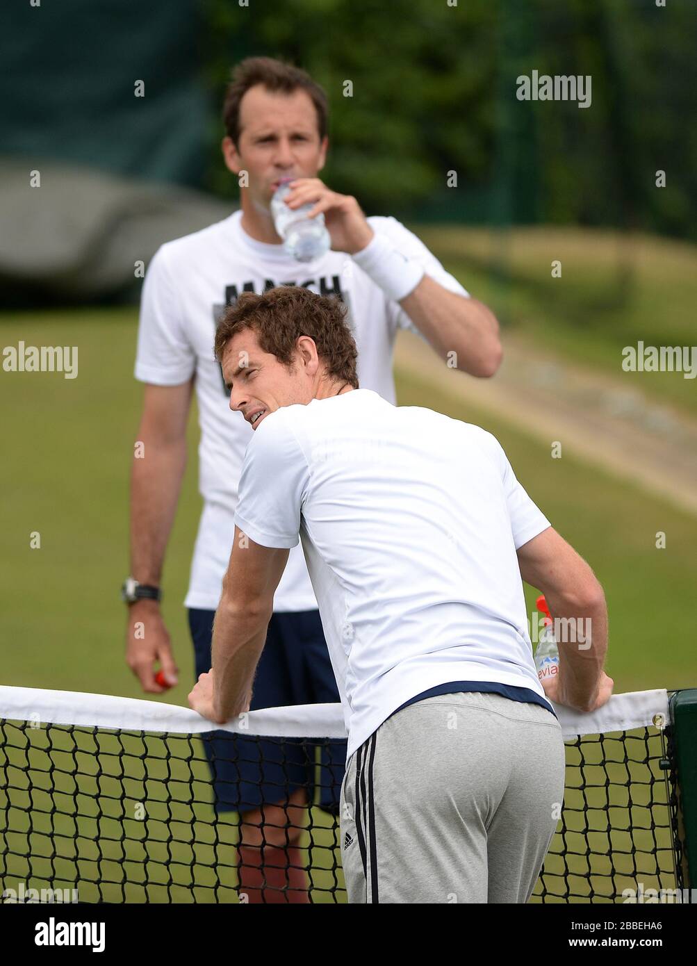 Andy Murray della Gran Bretagna con Greg Rusedski sui campi di pratica Foto Stock