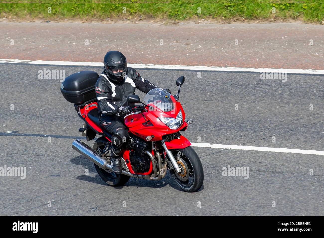 Suzuki Bandit motociclista; due ruote di trasporto, moto, veicolo, strade, moto, moto motociclisti, automobilismo sulla M6 autostrada Chorley, Regno Unito Foto Stock