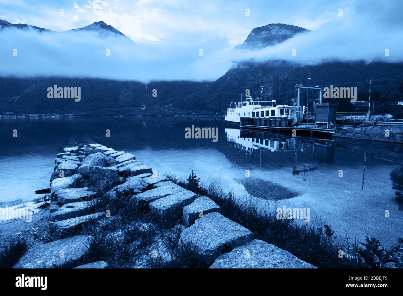 Colore di tendenza dell'anno 2020 classico blu. Beautyful paesaggio lago e barca, Norvegia Foto Stock