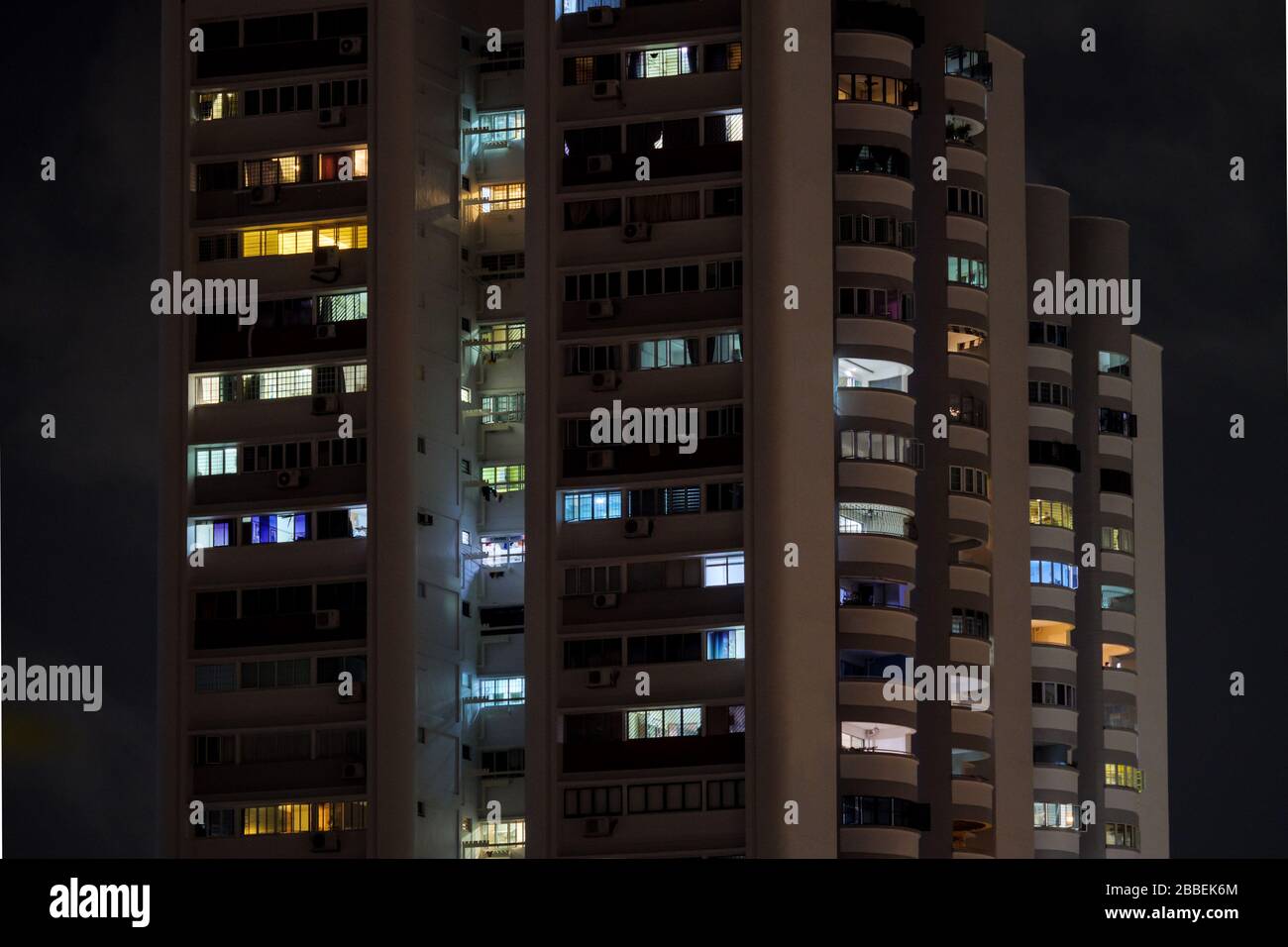 SINGAPORE – 19 FEBBRAIO 20 – Chiudi le finestre illuminate delle case di un alto blocco di appartamenti HDB di notte Foto Stock