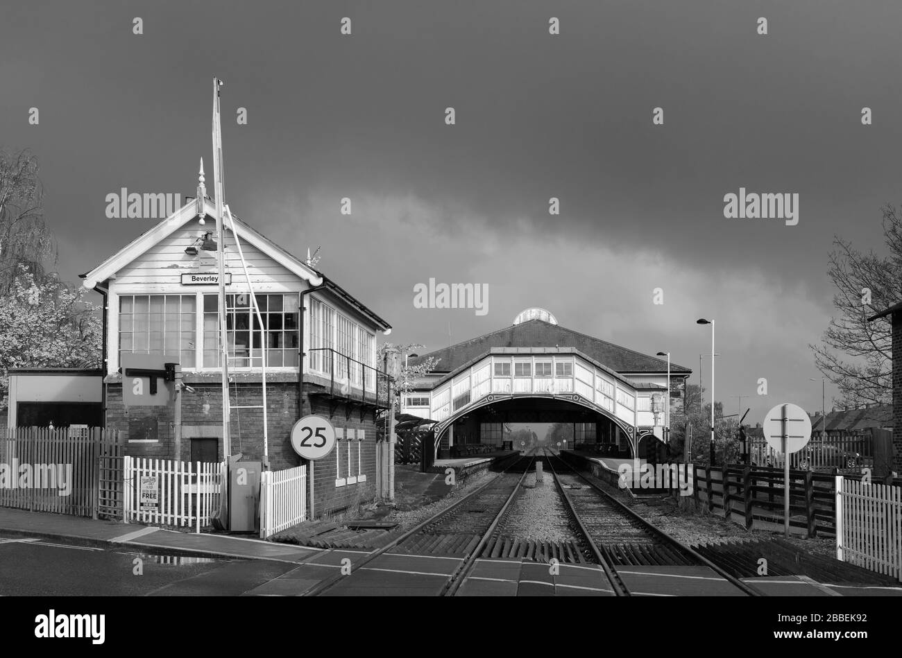 Le stazioni ferroviarie deserte sono viste dall'attraversamento di strade prive di persone a seguito dello scoppio del virus Corona a Beverley, Yorkshire, Regno Unito. Foto Stock
