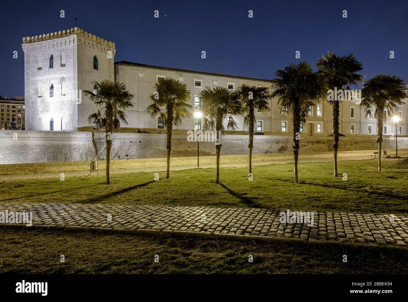 Aljafería Palace di notte, Saragozza, Aragón, Spagna Foto Stock