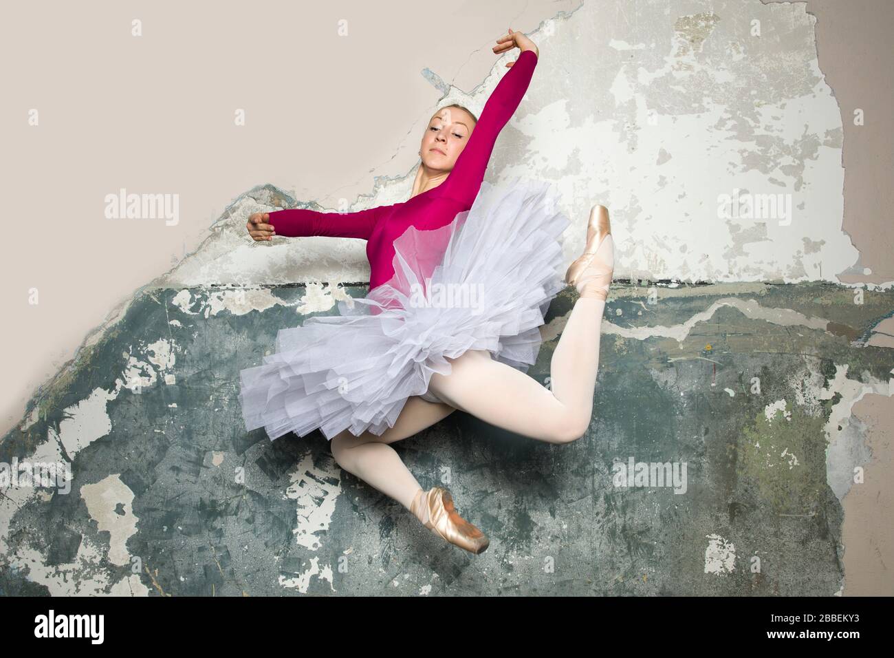 Ballerina giovane ballerina ballerina ballerina ballerina classica contro parete rustica Foto Stock
