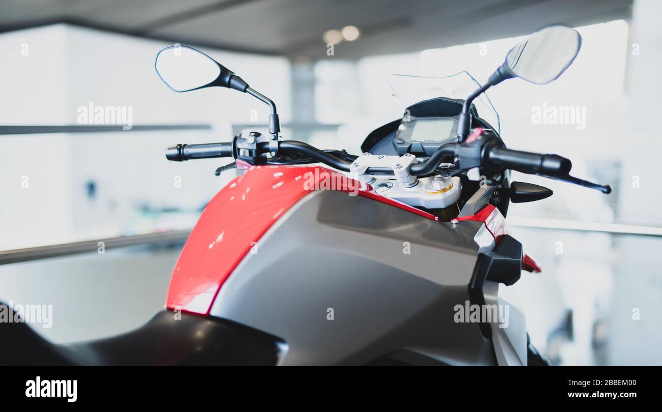 Parte anteriore di una motocicletta, manubrio, specchio, tachimetro, ecc. Foto Stock