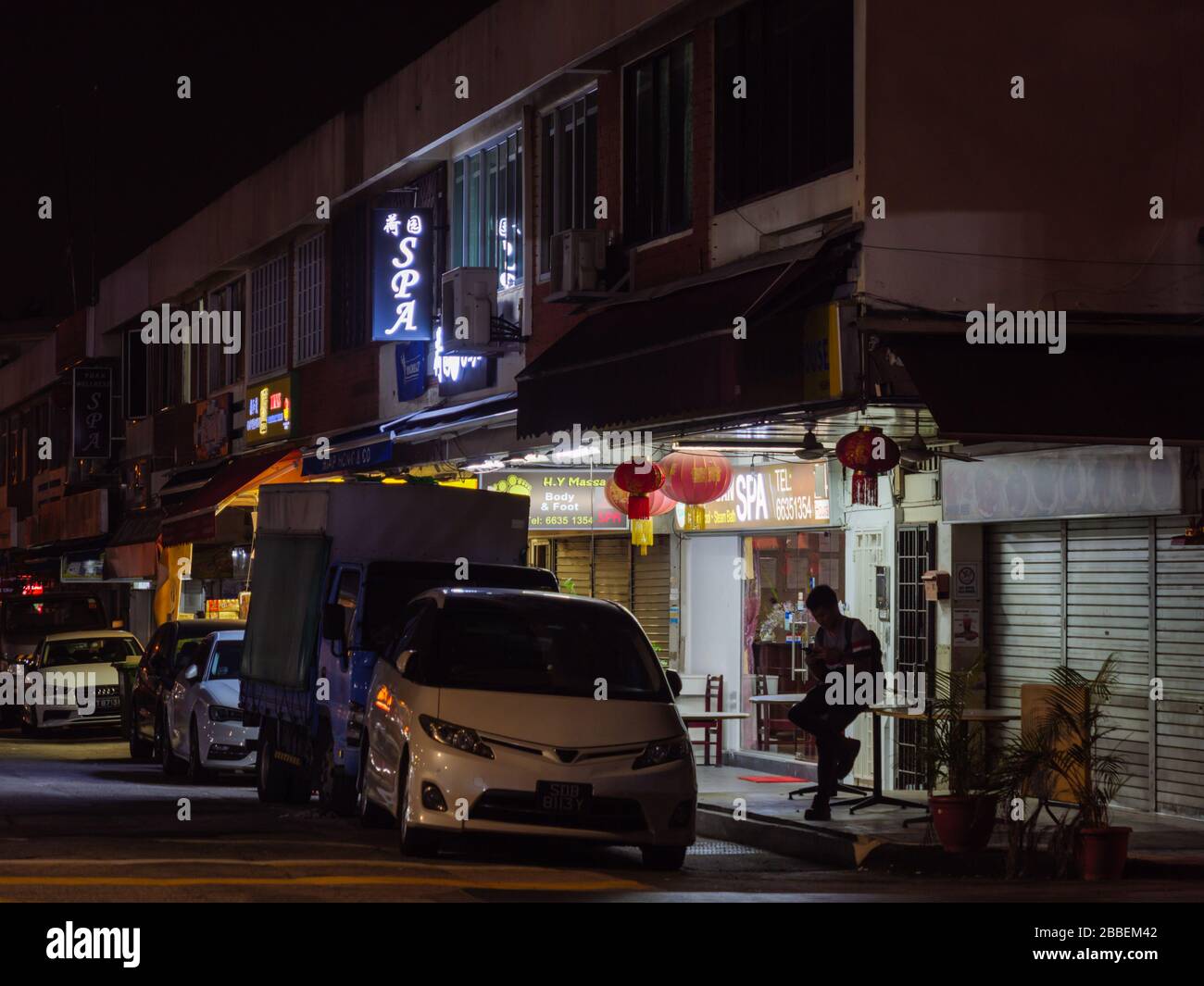 SINGAPORE – 25 FEBBRAIO 2020 – Neon insegna di un centro termale/salone massaggi di tarda notte lungo una fila di botteghe nella Upper Thompson Road, Singapore Foto Stock