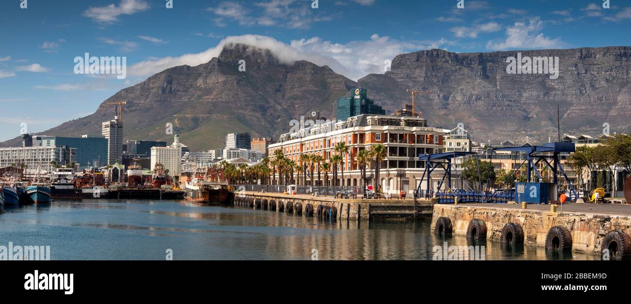 Sud Africa, Capo Occidentale, Città del Capo, Victoria and Alfred, area portuale rigenerata, sotto Table Mountain, panoramica Foto Stock