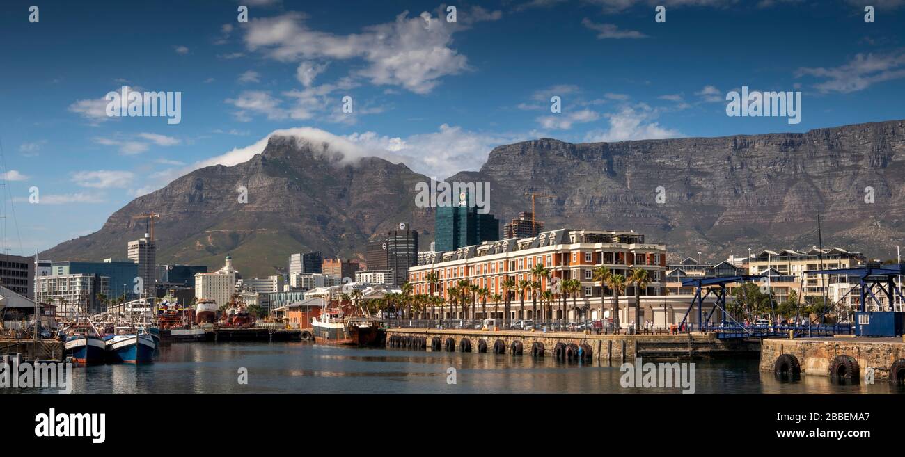 Sud Africa, Capo Occidentale, Città del Capo, Victoria and Alfred, area portuale rigenerata, sotto Table Mountain, panoramica Foto Stock