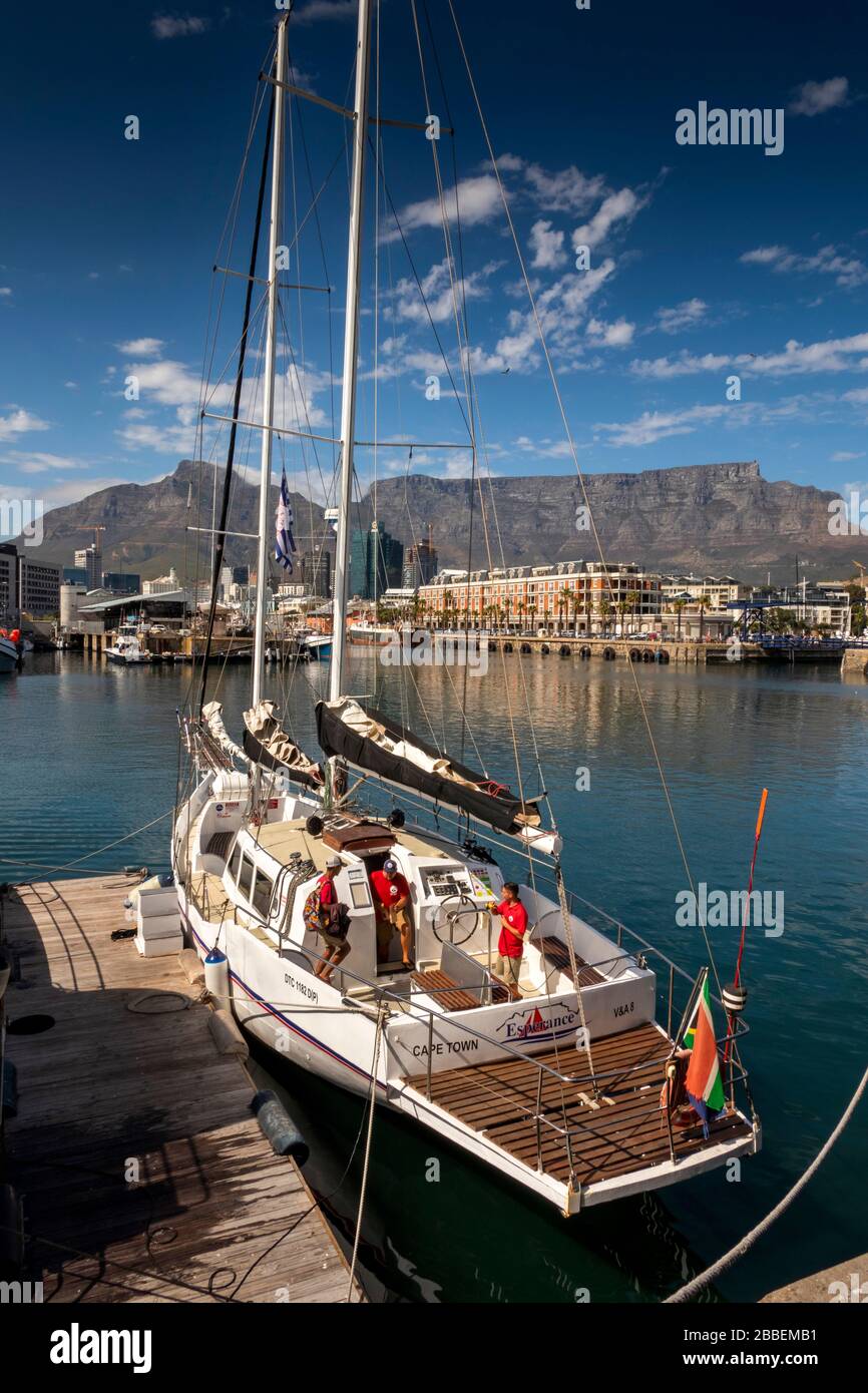 Sud Africa, Capo Occidentale, Città del Capo, Victoria and Alfred, yacht ormeggiato nella zona di molo rigenerata Foto Stock