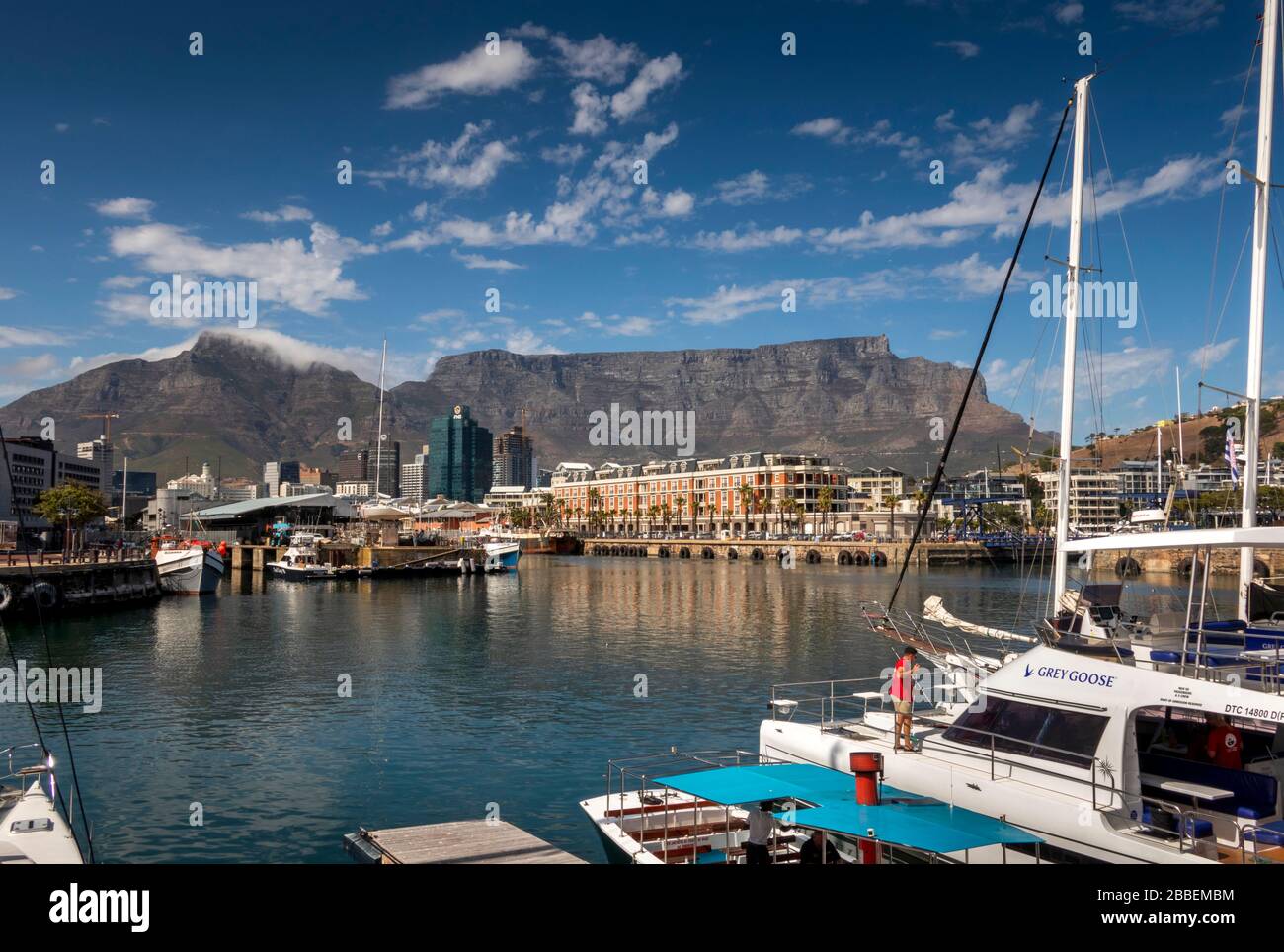 Sud Africa, Capo Occidentale, Città del Capo, Victoria and Alfred, Barche a vela ormeggiate nella zona di ormeggio rigenerata Foto Stock