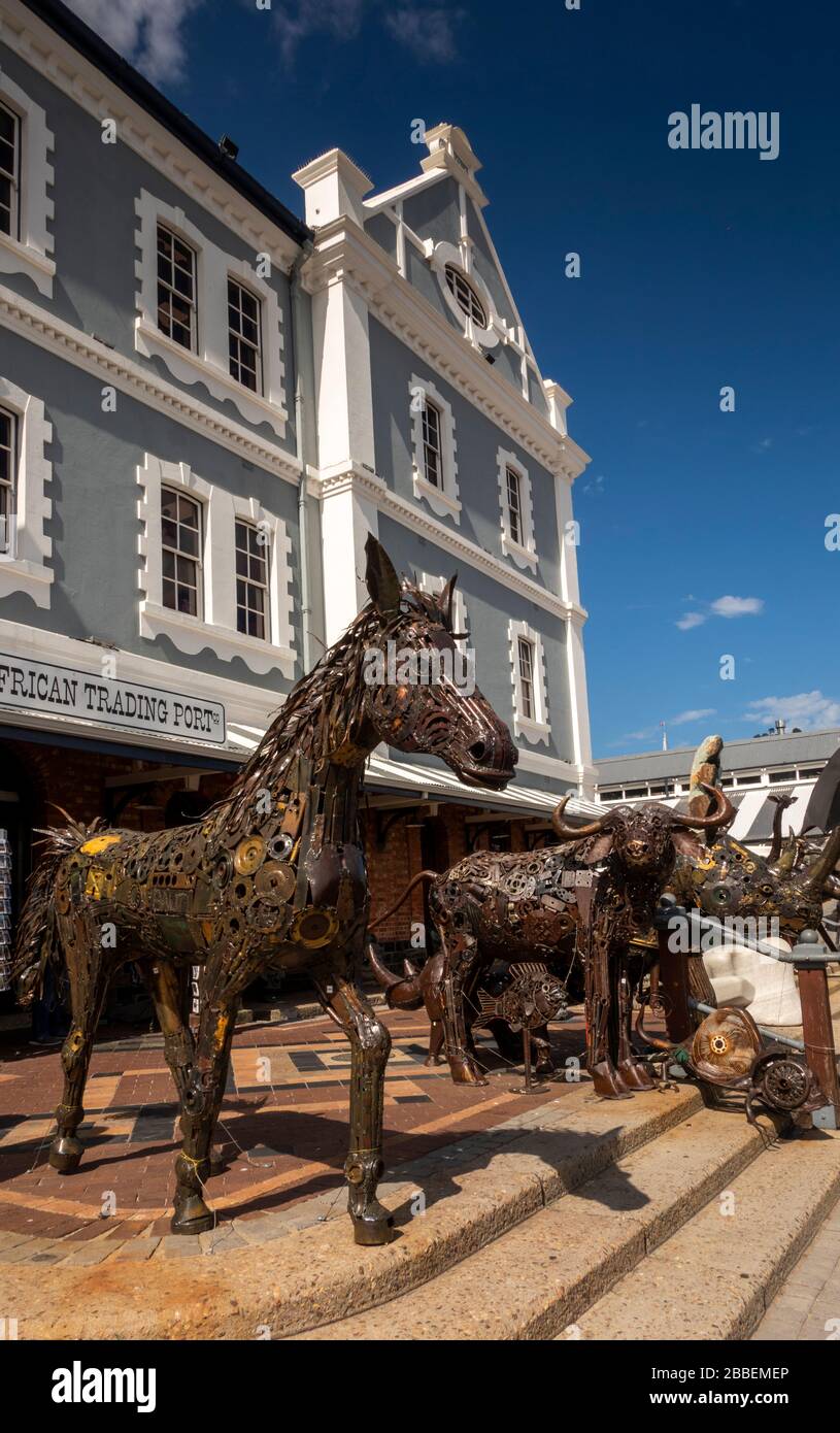 Sud Africa, Capo Occidentale, Città del Capo, Lungomare Victoria and Alfred, sculture di animali realizzate in acciaio saldato al di fuori del negozio African Trading Port Foto Stock