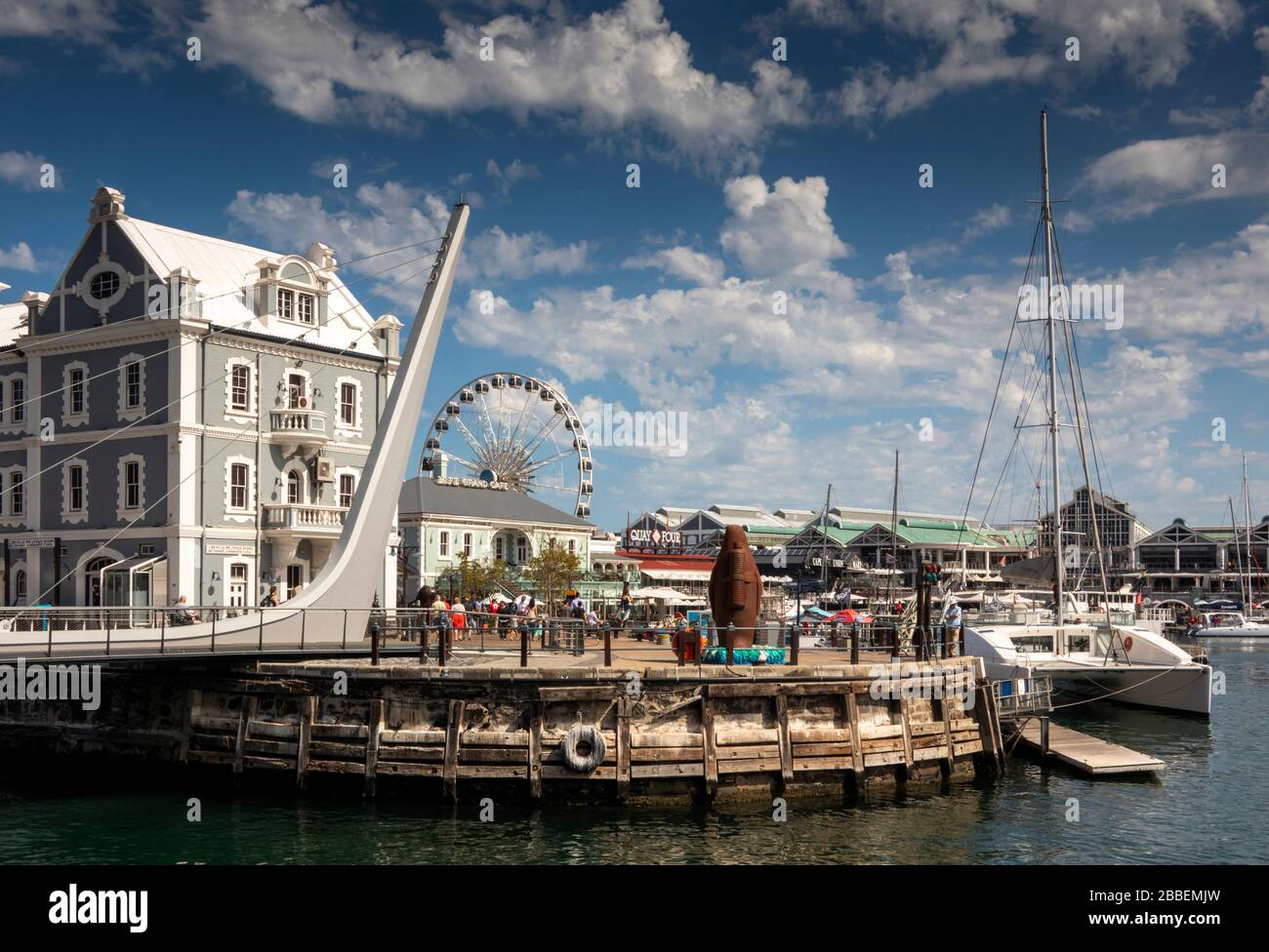 Sud Africa, Capo Occidentale, Città del Capo, Lungomare Victoria and Alfred, catamarano ormeggiato a swing bridge Foto Stock