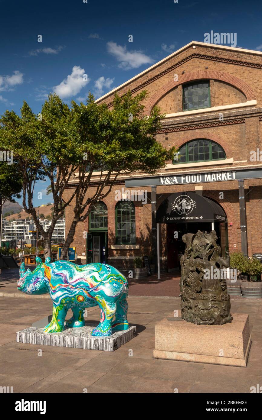 Sud Africa, Città del Capo, Lungomare Victoria and Alfred, Piazza Nobel, ‘i Rhinoos sono in arrivo’, rinoceronte decorato al V&A Food Market Foto Stock