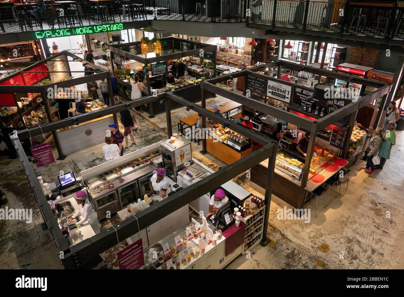 Sud Africa, Capo Occidentale, Città del Capo, Lungomare Victoria and Alfred, interni del mercato alimentare V&A, fornitori di cibo e bevande all'interno della vecchia centrale elettrica del molo Foto Stock