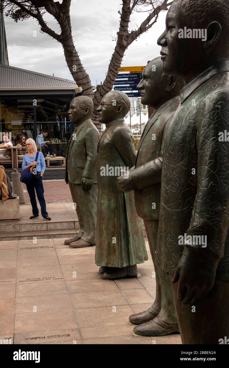 Sudafrica, Capo Occidentale, Città del Capo, Lungomare Victoria and Alfred, Piazza Nobel, statue di 4 Premi Nobel per la pace Laureates, Desmond Tutu, ex St Foto Stock