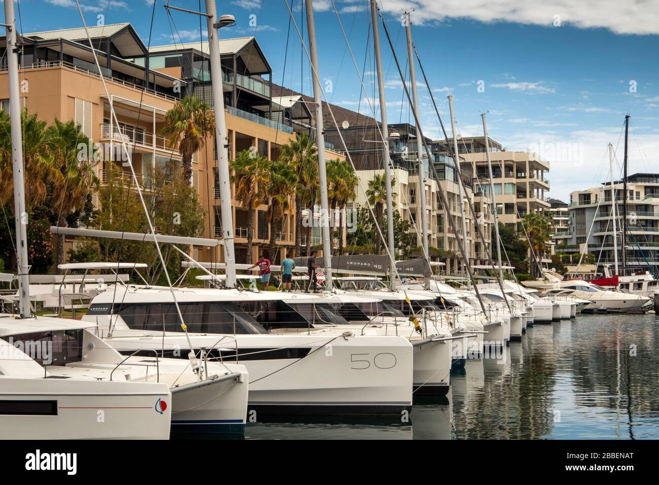 Sud Africa, Western Cape, Città del Capo, Lungomare Victoria and Alfred, lussuoso artigianato sociale ormeggiato all'esterno, costoso alloggio sul lungomare Foto Stock