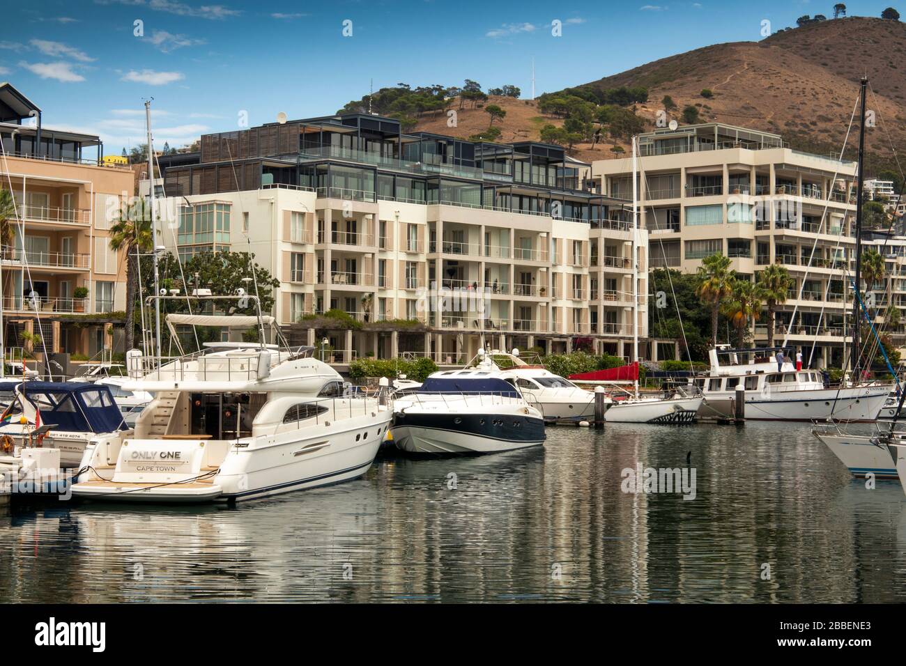 Sud Africa, Western Cape, Città del Capo, Lungomare Victoria and Alfred, lussuoso artigianato sociale ormeggiato all'esterno, costoso alloggio sul lungomare Foto Stock