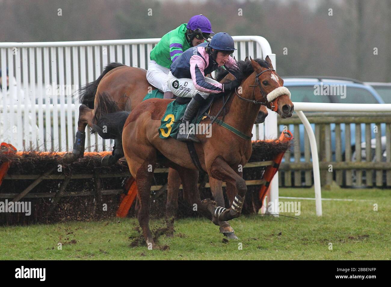 Il vincitore della corsa Flaming Arrow guidato da Brian Toomey nell'azione di salto nell'hurdle di Maiden di Colkirk Conditional jockeys Foto Stock