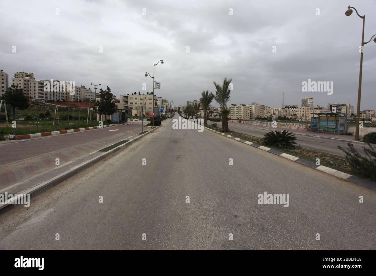 Nablus. 31st Mar, 2020. Foto scattata il 31 marzo 2020 mostra una strada vuota nella città di Nablus nella West Bank. Il numero di palestinesi in Cisgiordania e nella striscia di Gaza infettati dal virus ha raggiunto 116, di cui 10 a Gaza e 106 in Cisgiordania; 18 casi sono stati recuperati. Credito: Nidal Eshtayeh/Xinhua/Alamy Live News Foto Stock