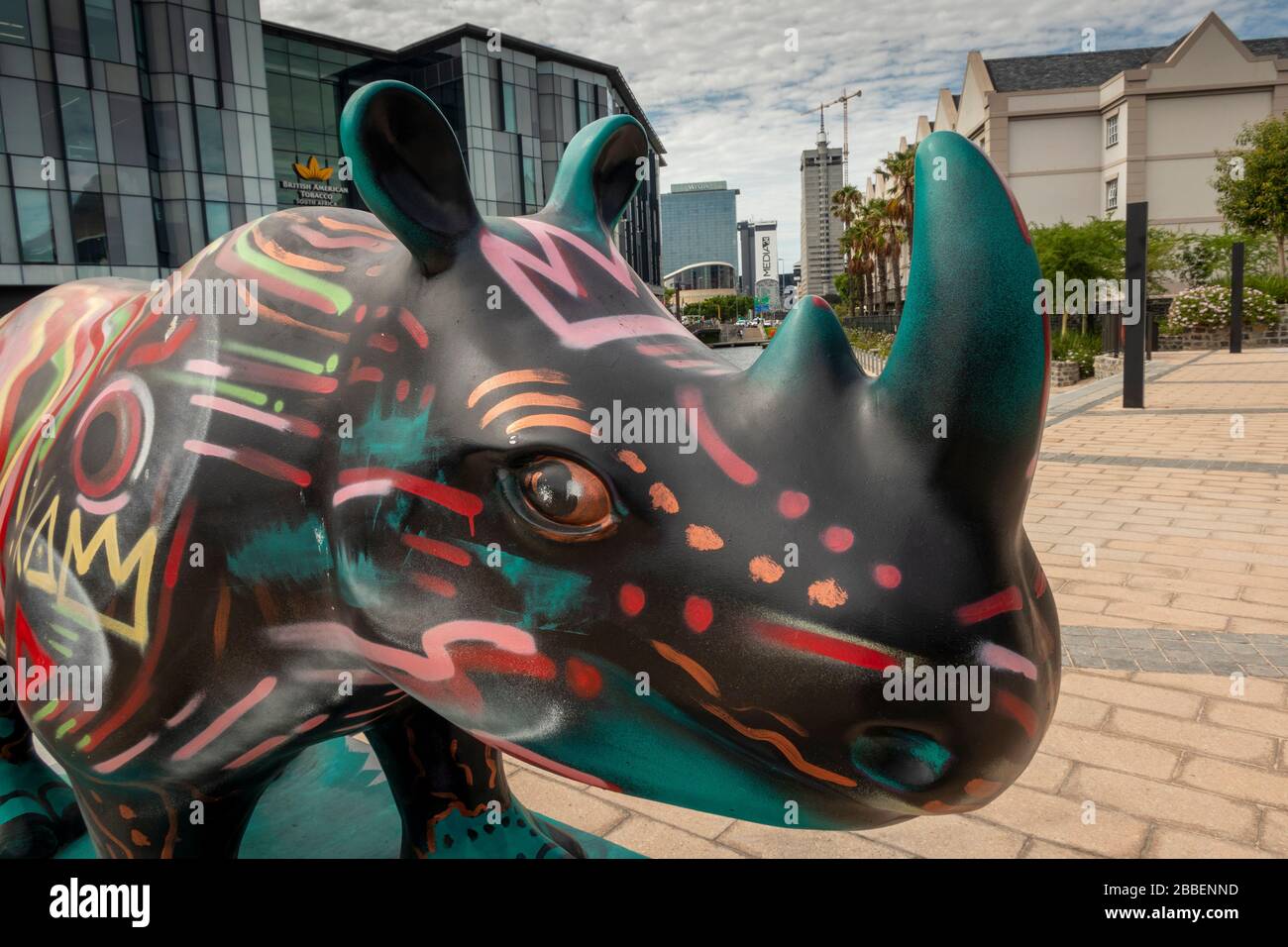 Sud Africa, Città del Capo, Lungomare Victoria and Alfred, ‘i rinoceronti stanno arrivando’, progetto di arte pubblica, decorato rinoceronte da Grant Jurius Foto Stock