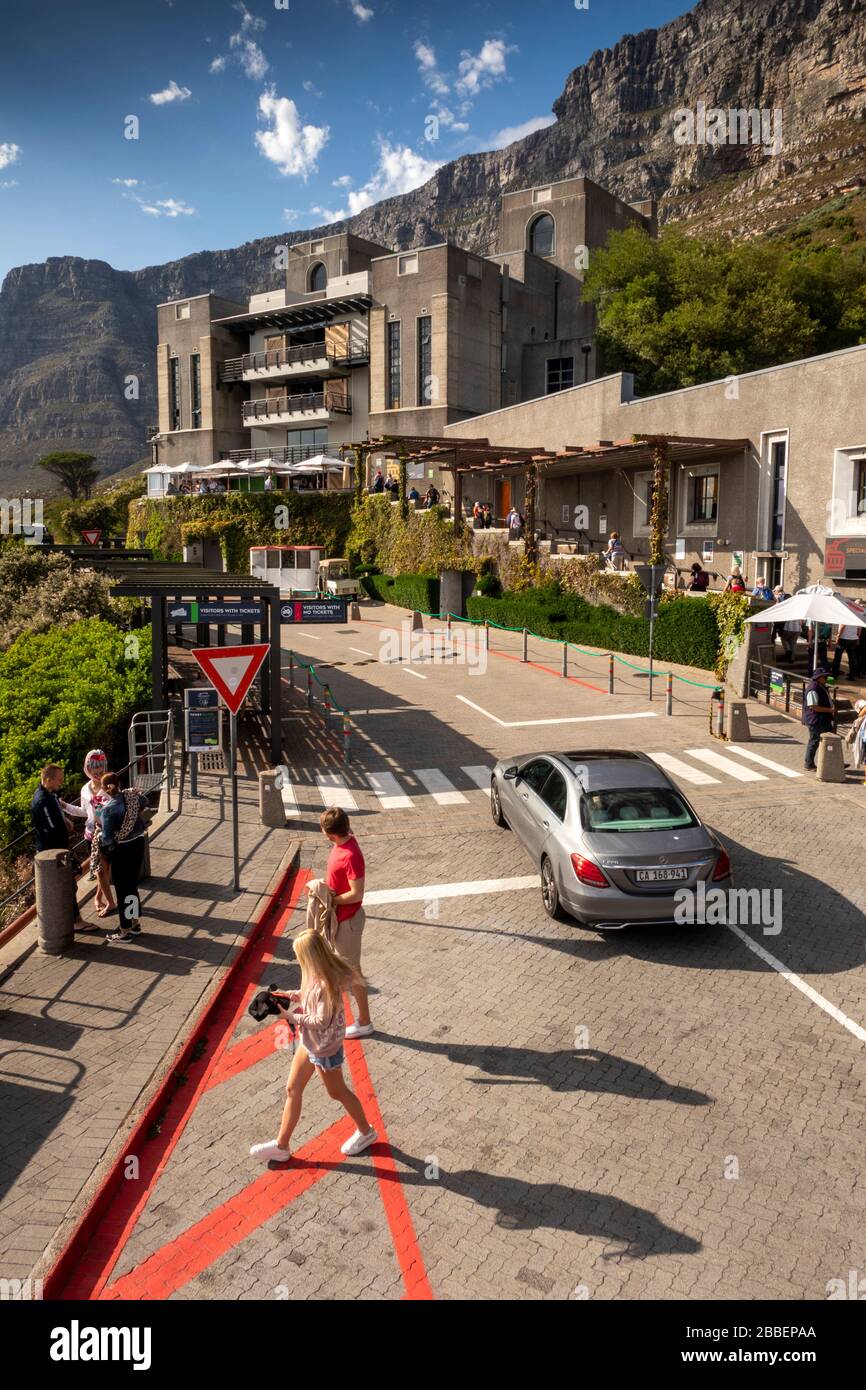 Sud Africa, Città del Capo, Tafelberg Road, Table Mountain Aerial Cableway, visitatori alla stazione inferiore Foto Stock