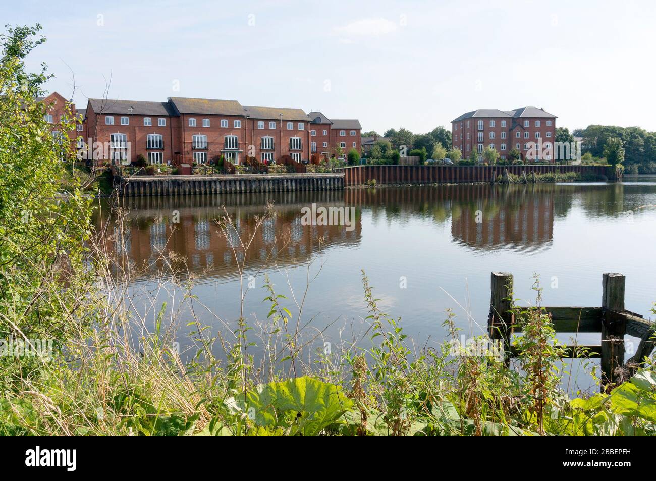 Moderno sviluppo di alloggi accanto al bacino disuso sul canale della nave di Manchester, Stockton Heath, Cheshire Foto Stock