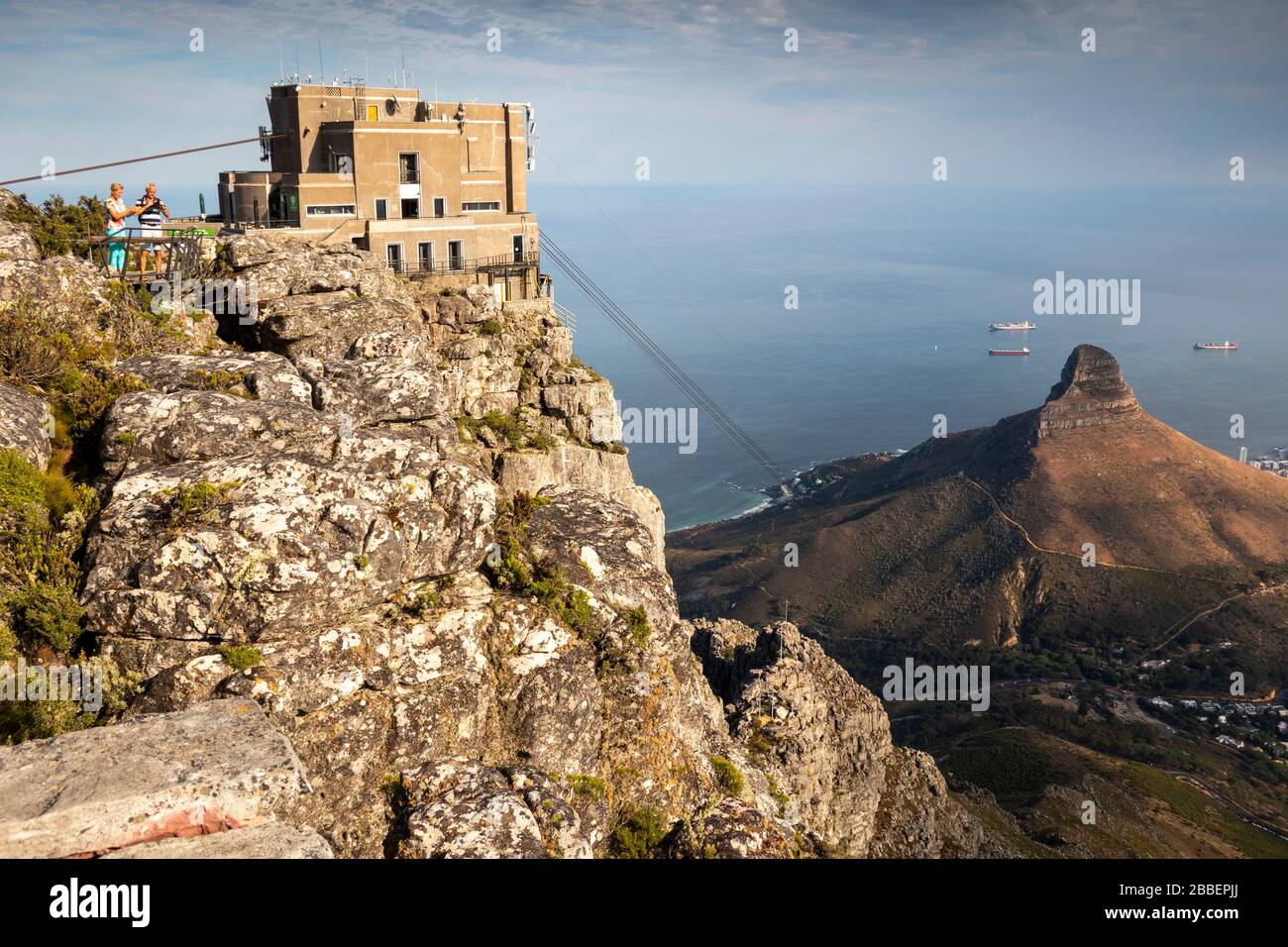 Sud Africa, Città del Capo, Tafelberg Road, Table Mountain, vista sopraelevata della stazione della funivia superiore con Oceano Atlantico oltre il picco della testa del Leone Foto Stock