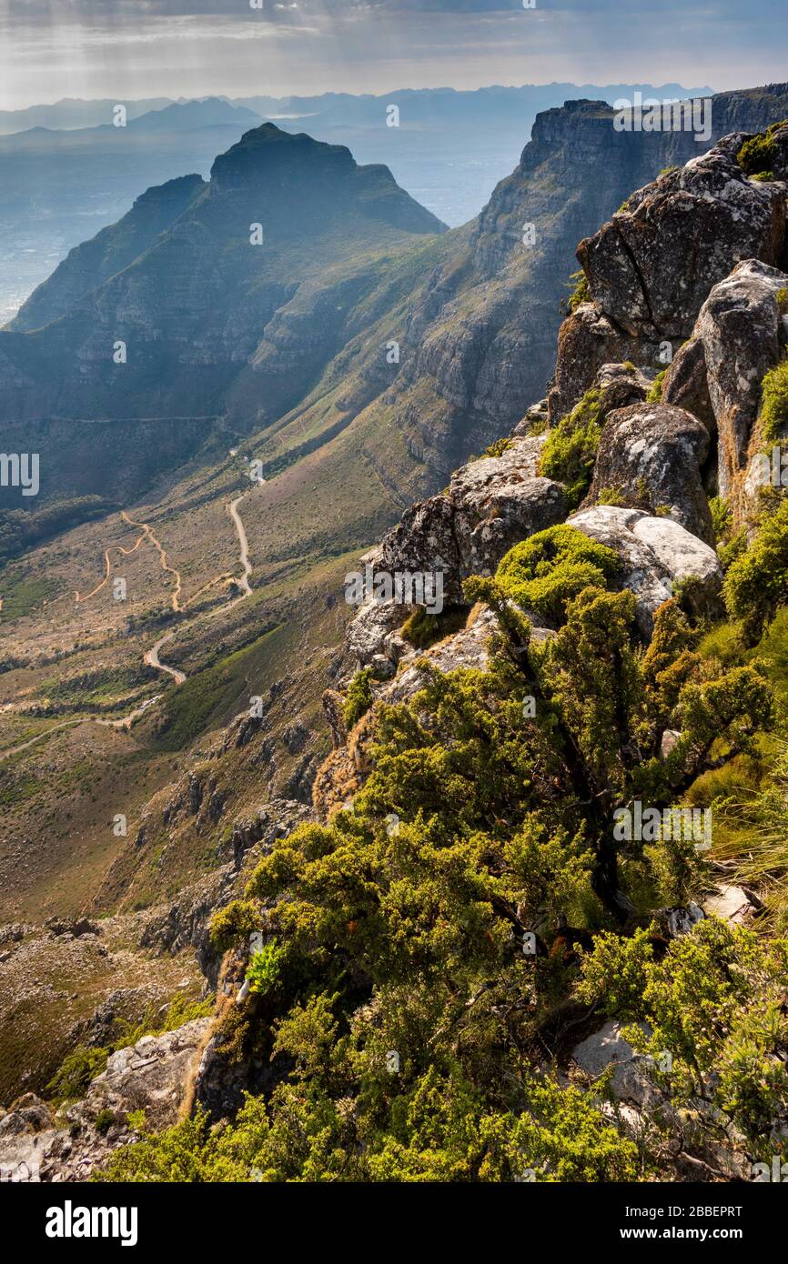 Sud Africa, Città del Capo, Table Mountain, vista giù per Tafelberg Road, dal bordo roccioso dell'altopiano a Platteklip Gorge Foto Stock