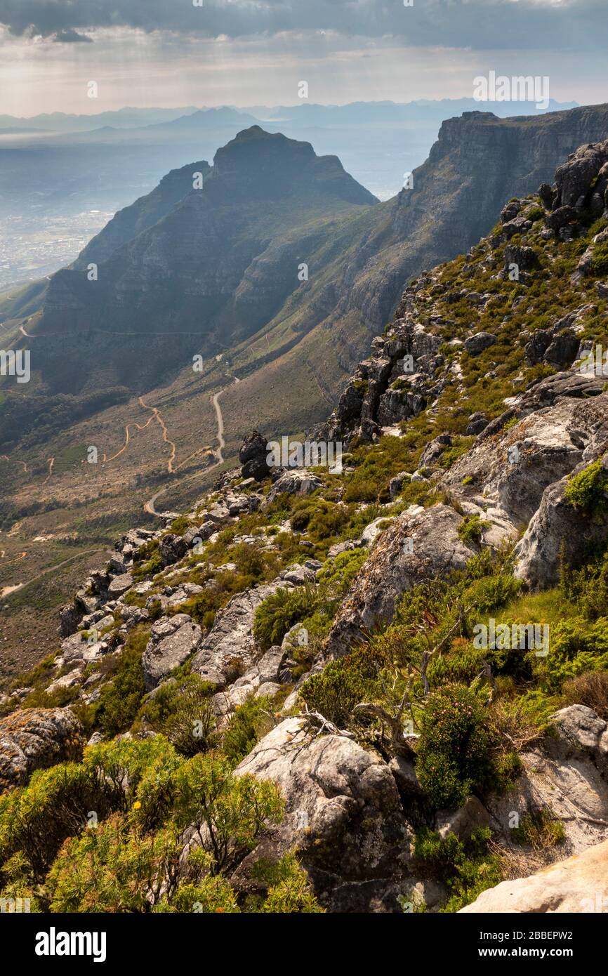 Sud Africa, Città del Capo, Table Mountain, vista dal bordo roccioso di Plattenklip Gorge Foto Stock