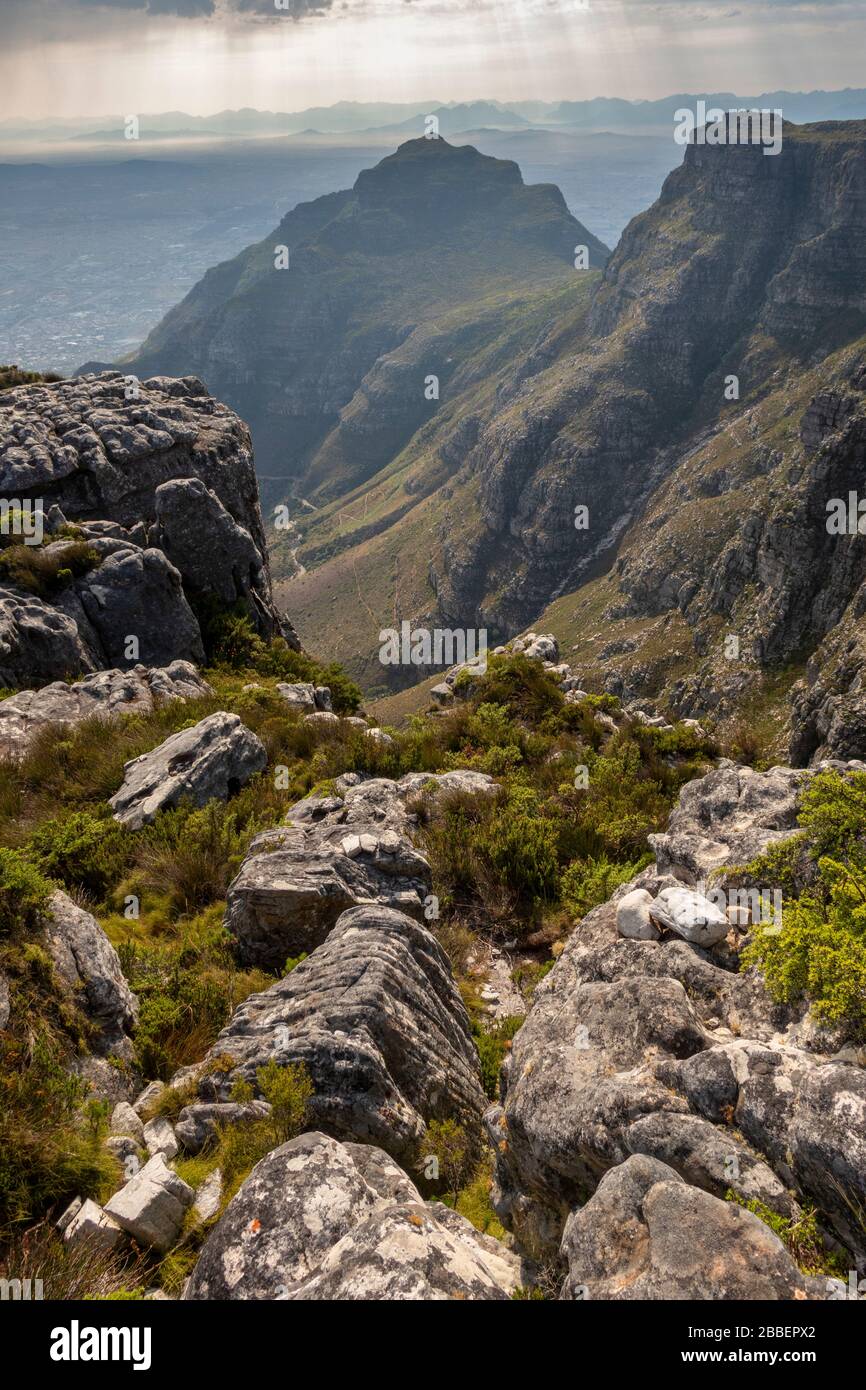 Sud Africa, Città del Capo, Table Mountain, vista dal bordo roccioso di Plattenklip Gorge Foto Stock