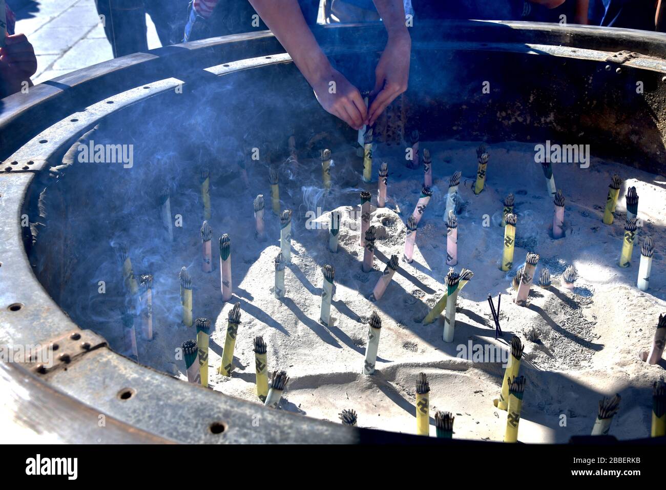 Vista ravvicinata all'interno di un grande bruciatore di incenso al tempio di Sensoji a Tokyo; un gran numero di bastoni di incenso che gettano via una grande quantità di mq Foto Stock