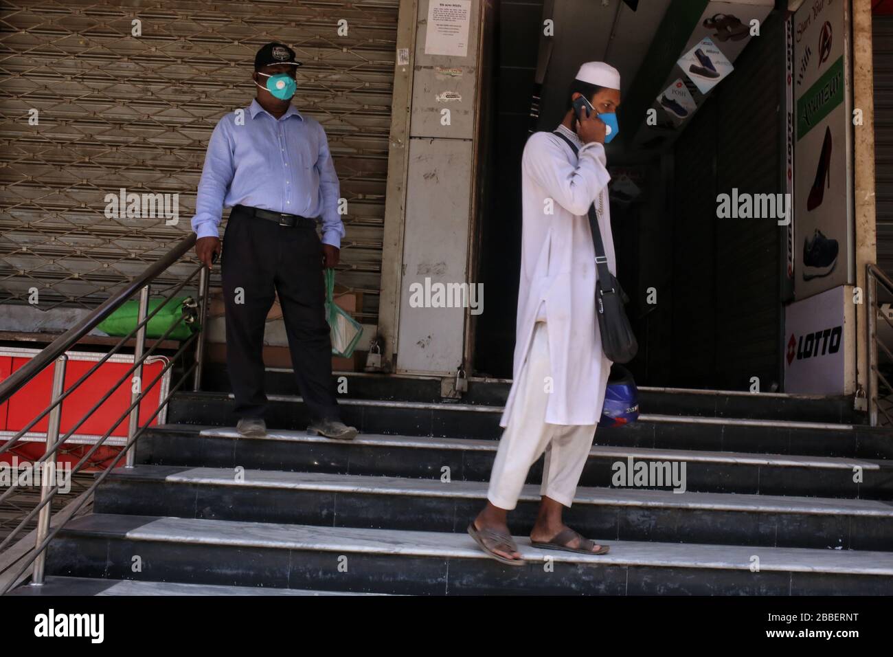 Dhaka, Bangladesh. 31st Mar, 2020. Persone che indossano maschere e guanti come precauzione di COVID-19 dal diffondersi. Fino ad ora 49 persone sono state infettate da COVID-19 in Bangladesh, di cui 5 morti confermate da IEDCR (Photo by MD Rakibul Hasan/Pacific Press) Credit: Pacific Press Agency/Alamy Live News Foto Stock